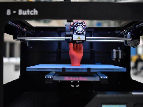 Beim 3D-Druck werden Kunststoff-, Keramik- oder Metallpulver mit Hilfe von Lasern Schicht für Schicht verschmolzen, bis die gewünschte Form entsteht. Foto: Christian Platz/Symbolbild