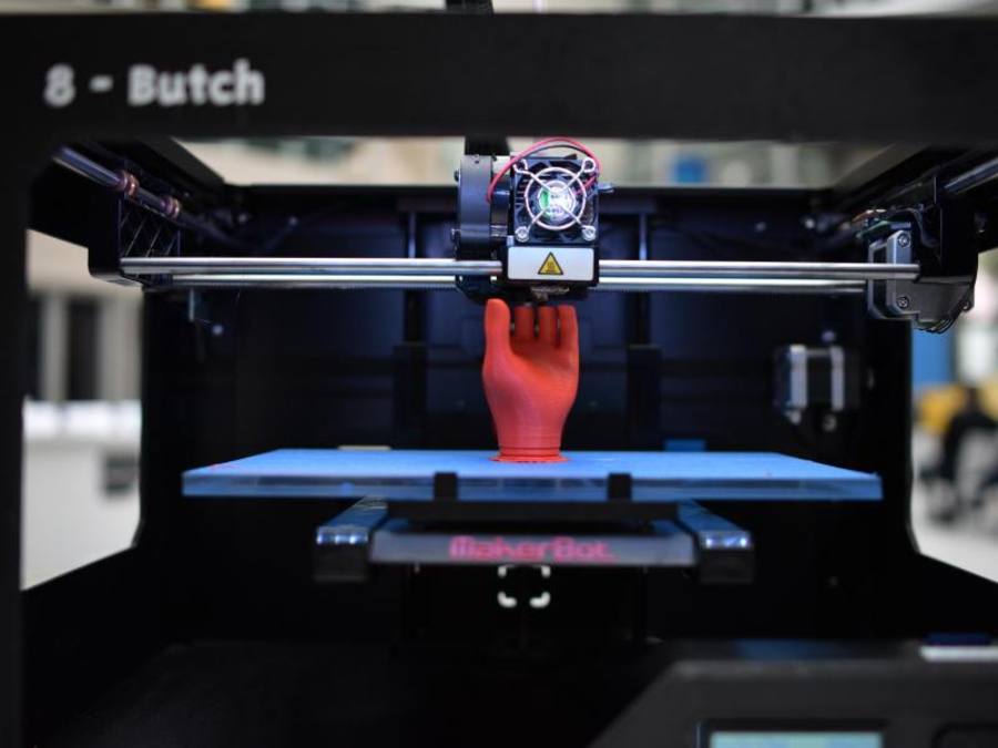 Beim 3D-Druck werden Kunststoff-, Keramik- oder Metallpulver mit Hilfe von Lasern Schicht für Schicht verschmolzen, bis die gewünschte Form entsteht. Foto: Christian Platz/Symbolbild
