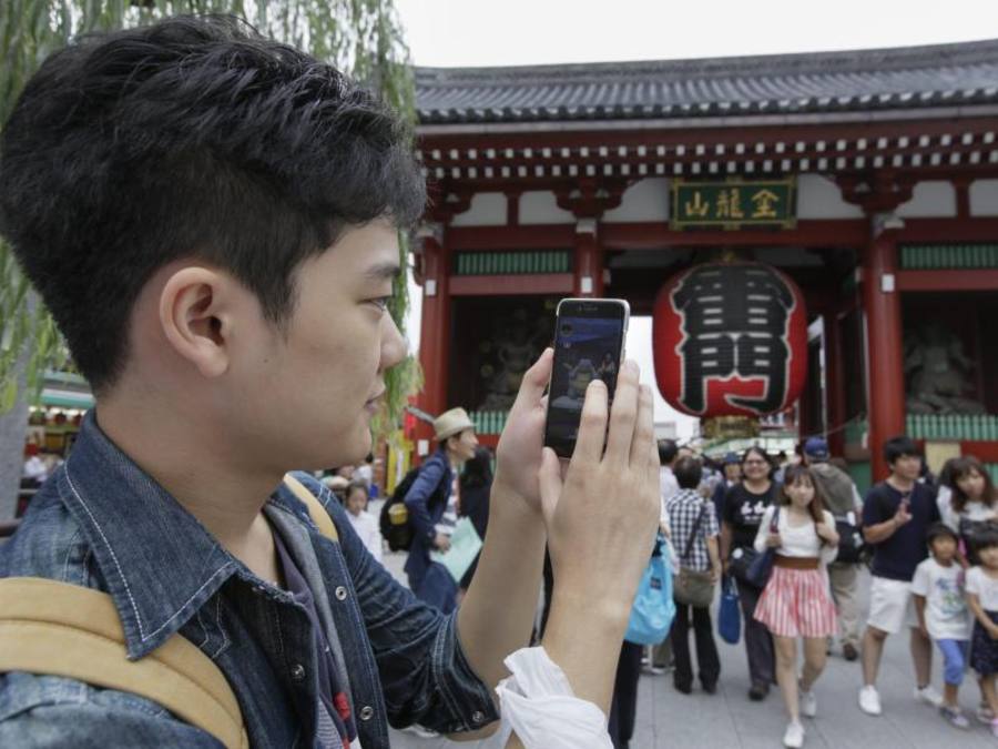 «Pokémon Go» erreicht nun Japan: Angesichts von Berichten aus dem Ausland, wo es bereits mehrere Unfälle mit unaufmerksamen «Pokémon»-Spielern gab, rief die japanische Regierung die eigene Bevölkerung zu erhöhter Vorsicht auf. Foto: Kimimasa May
