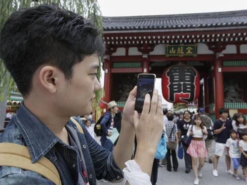«Pokémon Go» erreicht nun Japan: Angesichts von Berichten aus dem Ausland, wo es bereits mehrere Unfälle mit unaufmerksamen «Pokémon»-Spielern gab, rief die japanische Regierung die eigene Bevölkerung zu erhöhter Vorsicht auf. Foto: Kimimasa May