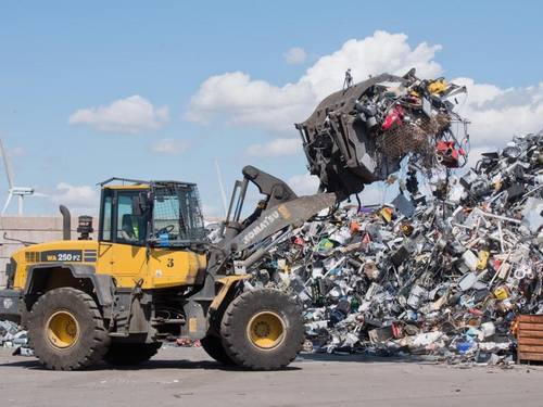 Ausgediente Elektrogeräte liegen zum Recycling bereit. Foto: Julian Stratenschulte
