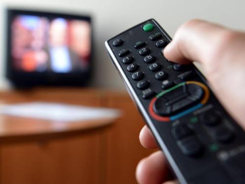 33 Prozent der Deutschen wollen der Studie zufolge nicht auf das TV-Gerät verzichten. Foto: Britta Pedersen