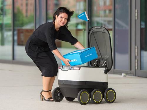 Daniela Kirchner von dem Paketlieferanten Hermes belädt einen von der Firma Starships Technologies entwickelter Roboter. Foto: Daniel Bockwoldt