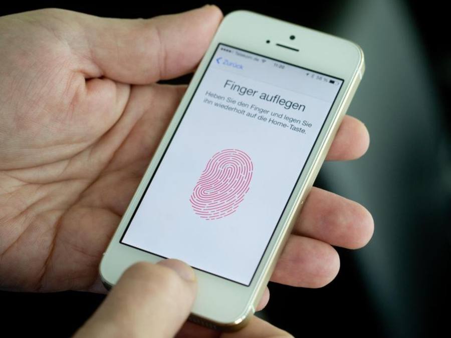 Der Fingerabdrucksensor des iPhones lässt sich nicht so leicht umgehen. Wer es dennoch schaftt, bekommt eine Belohnung von Apple. Foto: Kay Nietfeld