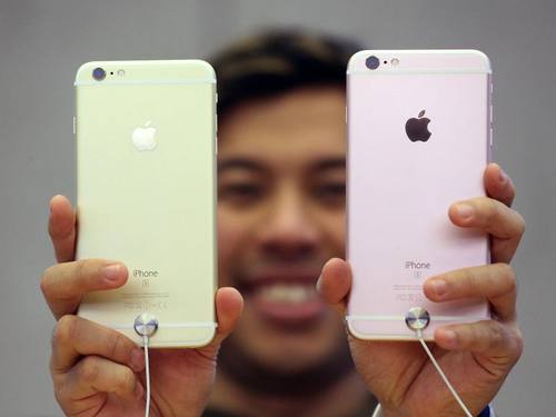 iPhones scheinen glücklich zu machen - doch jetzt ermitteln russische Kartellbehörden, ob Apple mit den Händlern verbotene Preisvorgaben getroffen hat. Foto: David Moir/Archiv