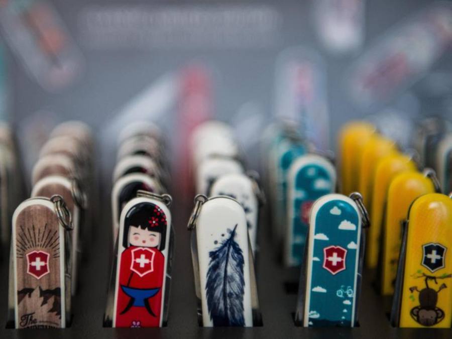 Auf Taschenmessern sind Designs von Künstlern zu sehen, die über die Crowdworking-Plattform Jovoto engagiert wurden. Foto: Sophia Kembowski