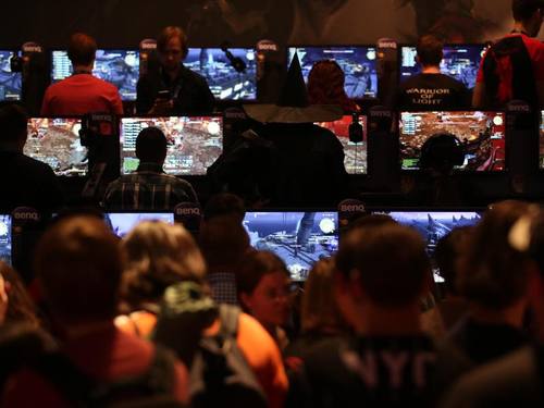 Im Zentrum der Messe stehen - na klar - Video- und Computerspiele. Was früher noch als Daddelei für Technik-Freaks galt, ist heute längst in der Masse angekommen. Foto: Oliver Berg