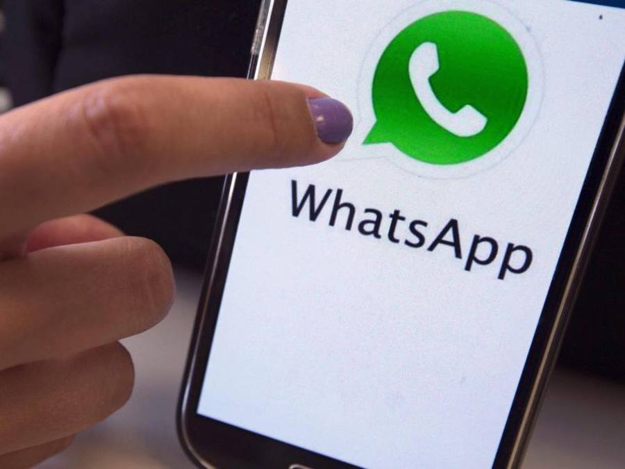 Ein Vater muss nach einem Gerichtsurteil WhatsApp von den Handys seiner Kinder löschen Foto: Marcelo Sayao