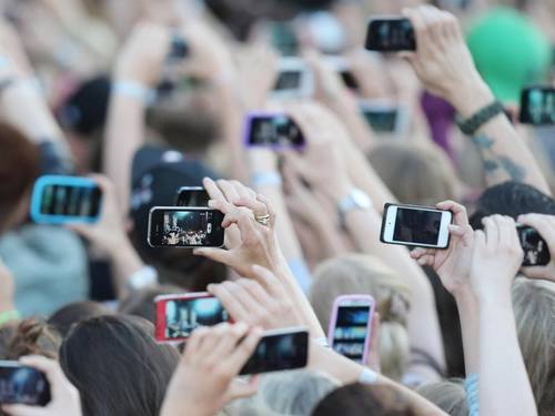 Handys allerorten: Smartphones werden während eines Konzerts in die Höhe gehalten. Foto: Malte Christians