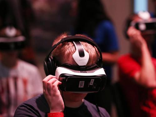 Ein Besucher testet die 3D-Brille Samsung Gear VR. Foto: Oliver Berg/Archiv
