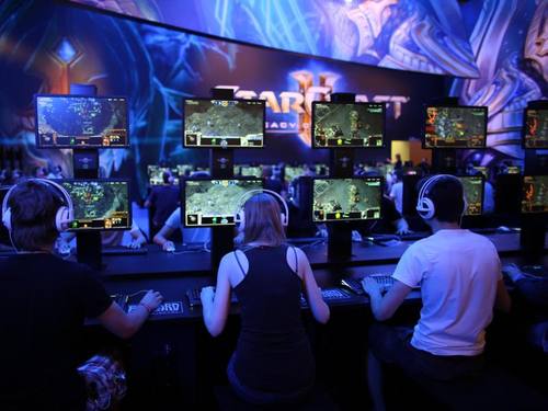 Die Computer- und Videospielemesse Gamescom erwartet rund 500 000 Besucher. Eines der großen Trendthemen sind erneut Spiele und Geräte, die die Nutzer in virtuelle Welten entführen. Foto: Oliver Berg/Archiv