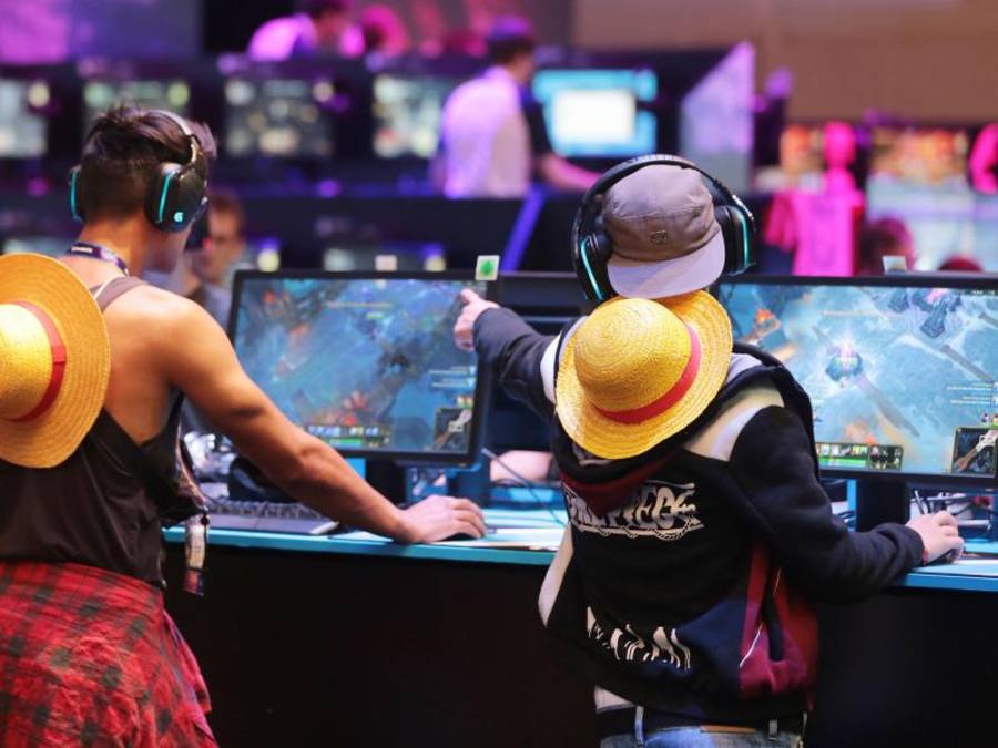 Besucher testen auf der Gamescom in Köln die neuesten Computerspiele. Foto: Oliver Berg