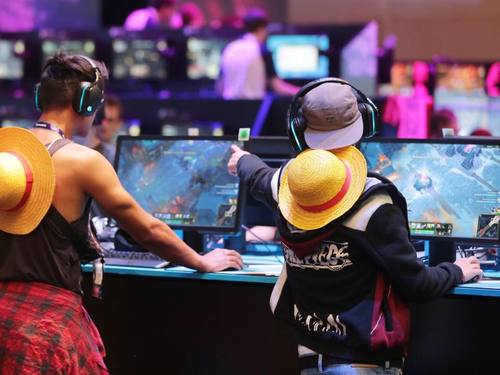 Besucher testen auf der Gamescom in Köln die neuesten Computerspiele. Foto: Oliver Berg