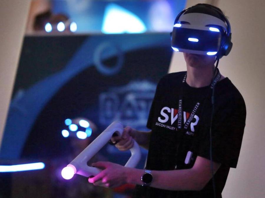 Ein Besucher testet auf der Gamescom in Köln mit einer Virtual-Reality-Brille von Sony ein Computerspiel. Foto: Oliver Berg