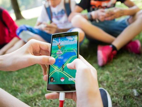 «Pokémon-Go» allerorten: Lehrer und Eltern fordern ein temporäres Smartphone-Verbot in Schulen. Foto: Silas Stein
