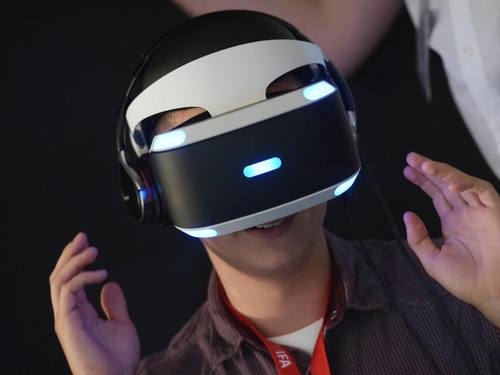 Auf der IFA in Berlin, die am Freitag für das Publikum öffnet, sind Anwendungen, mit denen der Nutzer in virtuelle Welten eintauchen kann, eines der großen Trendthemen. Foto: Rainer Jensen/Archivbild
