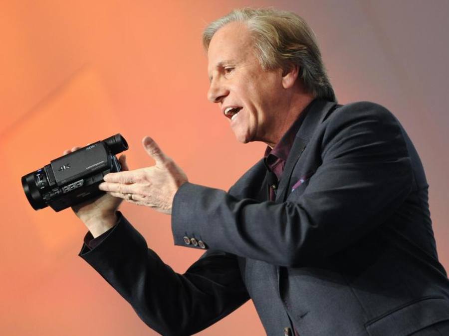 Mike Fasulo, Chef von Sony Electronics, mit einem 4K-Camcorder: Sony will seinen Streaming-Dienst Ultra in Ultra-HD-Auflösung künftig auch auf PCs mit Intels neuen Prozessoren anbieten. Foto: Britta Pedersen/dpa