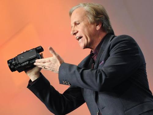 Mike Fasulo, Chef von Sony Electronics, mit einem 4K-Camcorder: Sony will seinen Streaming-Dienst Ultra in Ultra-HD-Auflösung künftig auch auf PCs mit Intels neuen Prozessoren anbieten. Foto: Britta Pedersen/dpa