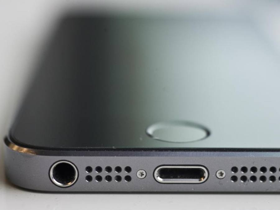 In Medienberichten ist schon seit einiger Zeit davon die Rede, dass Apple bei seinem nächsten iPhone-Modell als erster Smartphone-Anbieter auf den klassischen Klinkenstecker für die Ohrhörer verzichten wolle. Foto: Ole Spata