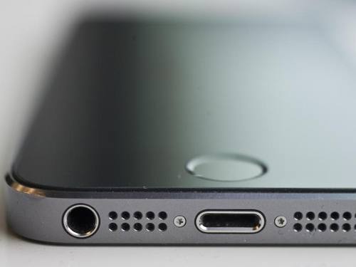 In Medienberichten ist schon seit einiger Zeit davon die Rede, dass Apple bei seinem nächsten iPhone-Modell als erster Smartphone-Anbieter auf den klassischen Klinkenstecker für die Ohrhörer verzichten wolle. Foto: Ole Spata