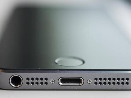 Sind bei Apple die Tage des Ohrhörer-Anschlusses (l) am iPhone gezählt? Foto: Ole Spata