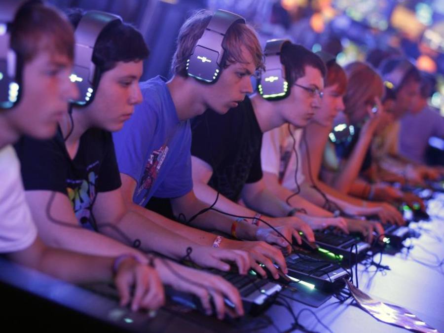 Eifrige Videospielfans auf der Gamescom in Köln. Der Markt für Videospiele ist derzeit sehr dynamisch, sagen Experten. Foto: Oliver Berg