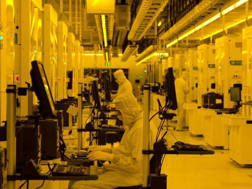 Mitarbeiter des Chipherstellers Globalfoundries in Dresden. Foto: Arno Burgi