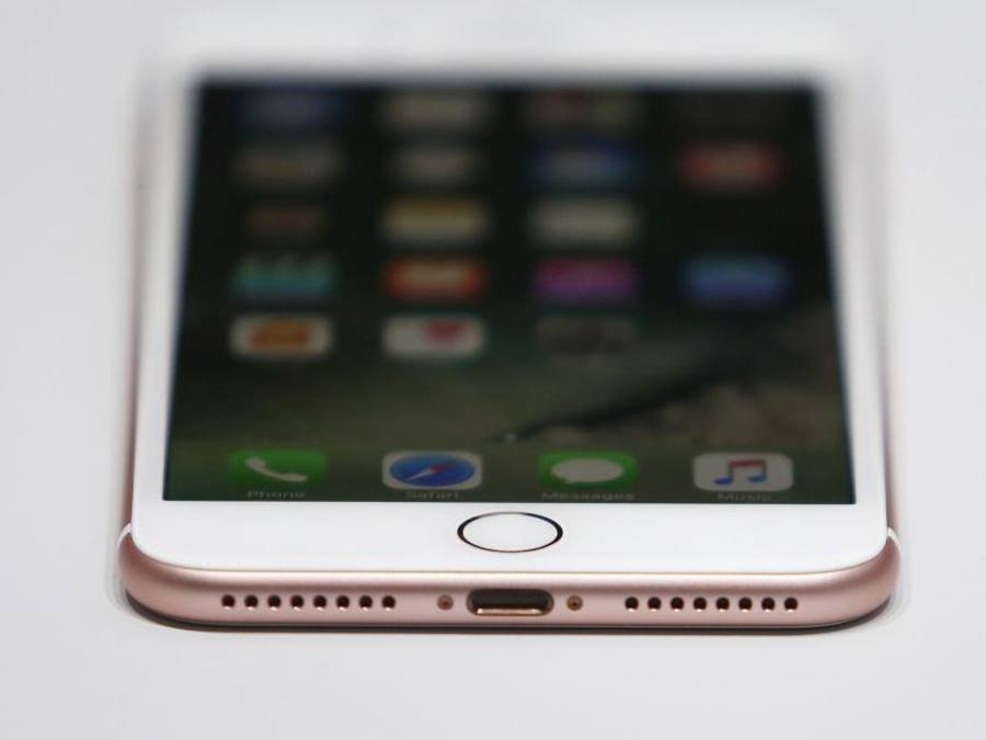 Apple will keine Absatzzahlen vom ersten Verkaufswochenende mehr vorstellen, wie der Konzern bei der Vorstellung des neuen iPhone 7 bekanntgab. Foto: Monica Davey