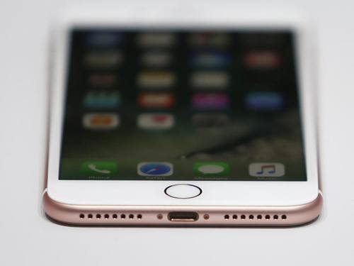 Apple will keine Absatzzahlen vom ersten Verkaufswochenende mehr vorstellen, wie der Konzern bei der Vorstellung des neuen iPhone 7 bekanntgab. Foto: Monica Davey