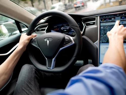 Tesla Model S: Die nächste «Autopilot»-Version 8.0 solle in einigen Wochen als automatisches Update per Funk in die Autos geladen werden. Foto: Sven Hoppe