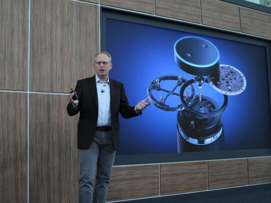 Amazon-Manager David Limp stellt den vernetzten Lautsprecher Amazon Echo vor. Foto: Chtristoph Dernbach