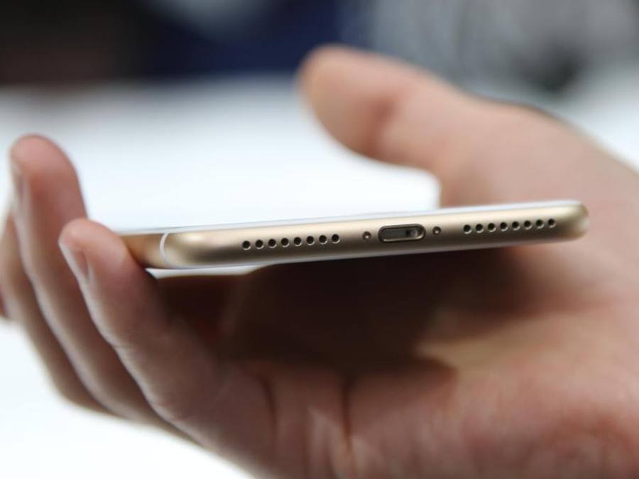 Das neue iPhone 7 Plus kommt ohne Ohrhörer-Buchse aus. Foto: Christoph Dernbach