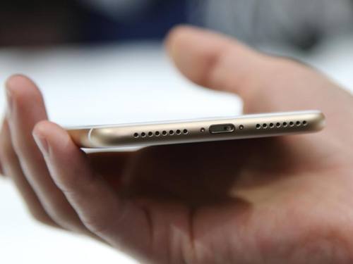 Das neue iPhone 7 Plus kommt ohne Ohrhörer-Buchse aus. Foto: Christoph Dernbach