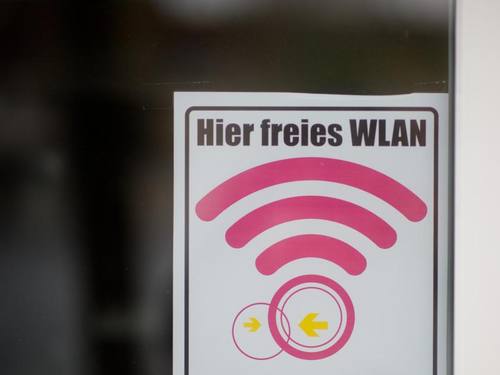 Immer mehr Städte und Unternehmen bieten kostenlose WLAN-Netze an. Foto: Julian Stratenschulte
