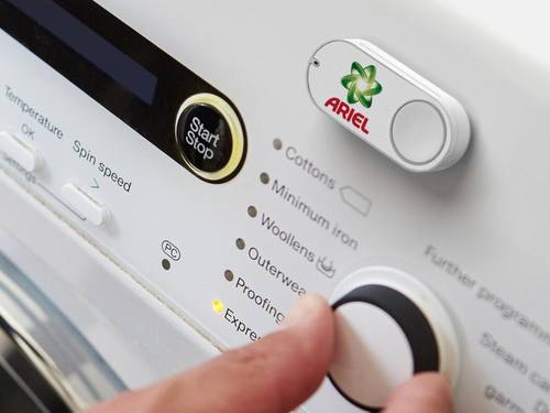 Ein Amazon Dash-Button für die Marke Ariel klebt an einer Waschmaschine. Foto: Amazon