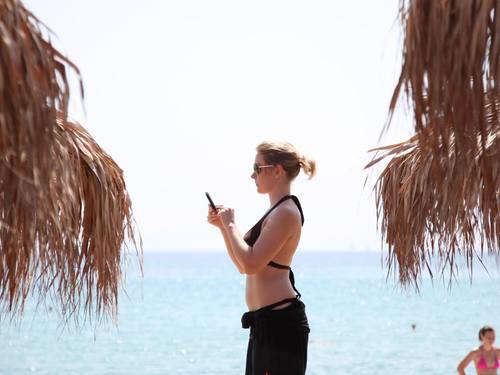 Beliebt auch im Urlaub: Kostenfreies Roaming kommt. Foto: Friso Gentsch