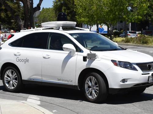 Ein selbstfahrendes Auto von Google, ein umgebautes Fahrzeug des Herstellers Lexus, ist in Mountain View unterwegs. Foto: Andrej Sokolow/Archiv