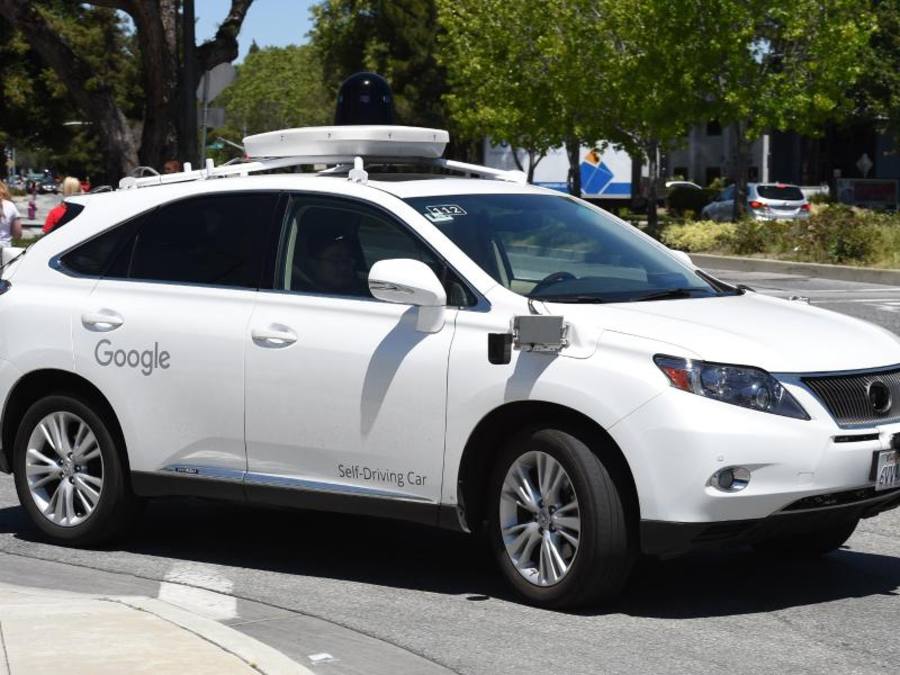 Ein selbstfahrendes Auto von Google, ein umgebautes Fahrzeug des Herstellers Lexus, ist in Mountain View unterwegs. Foto: Andrej Sokolow/Archiv