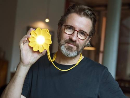 Der Künstler Olafur Eliasson präsentiert in Berlin die Solarlampe «Little Sun». Foto: Britta Pedersen