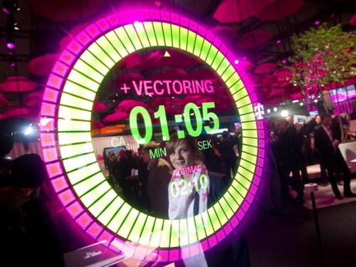 Eine visuelle Darstellung der Vectoring-Technologie auf der CeBIT Messe in Hannover. Foto: Friso Gentsch/Archivbild