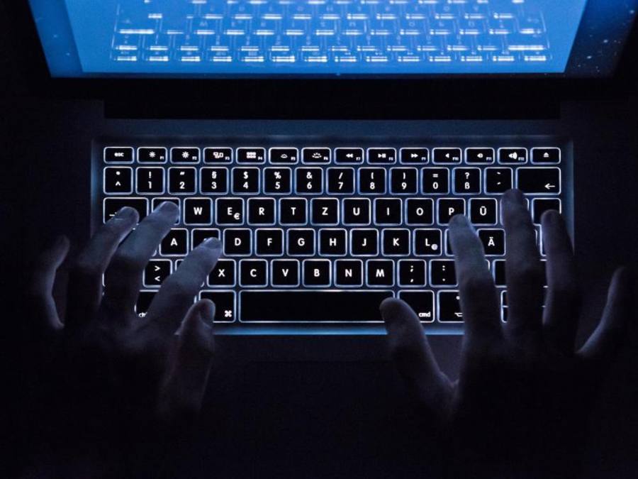Seit Februar steht dem Bundeskriminalamt eine speziell entwickelte Software zur Verfügung, um die Kommunikation von Tatverdächtigen auf PC und Laptops auszuspähen. Nun soll diese auch für Smartphones und Tablets anwendbar werden. Foto: Silas Stein/Sym