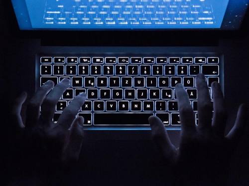 Seit Februar steht dem Bundeskriminalamt eine speziell entwickelte Software zur Verfügung, um die Kommunikation von Tatverdächtigen auf PC und Laptops auszuspähen. Nun soll diese auch für Smartphones und Tablets anwendbar werden. Foto: Silas Stein/Sym