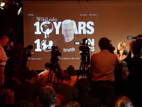 Wikileaks-Gründer Julian Assange kündigte bei einer Video-Liveschaltung in Berlin an, in den nächsten zehn Wochen jede Woche neues Material zu publizieren. Foto: Maurizio Gambarini