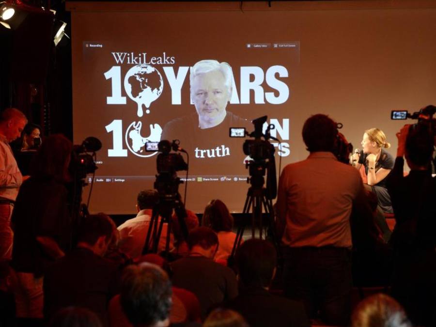 Wikileaks-Gründer Julian Assange kündigte bei einer Video-Liveschaltung in Berlin an, in den nächsten zehn Wochen jede Woche neues Material zu publizieren. Foto: Maurizio Gambarini