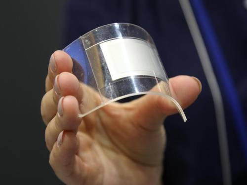 Eine Mitarbeiterin von Panasonic zeigt den Prototypen eines biegbaren Lithium-Ionen-Akkus. Damit könnte künftig die Entwicklung von tragbaren Elektronikgeräten erleichtert werden, weil sich die Batterie flexibel an Rundungen anpassen kann. Foto: Christ