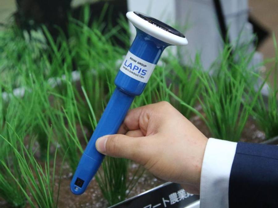 Ein Mitarbeiter der Firma Lapis Semiconductor präsentiert einen digitalen Bodensensor auf der Elektronikmesse Ceatec im japanischen Chiba. Foto: Christoph Dernbach