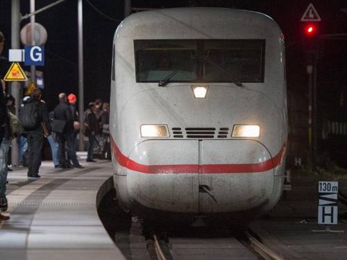 Die Deutsche Bahn will den Mobilfunk-Empfang in ihren Zügen stark verbessern. Ende 2018 soll das Projekt abgeschlossen sein. Foto: Lukas Schulze