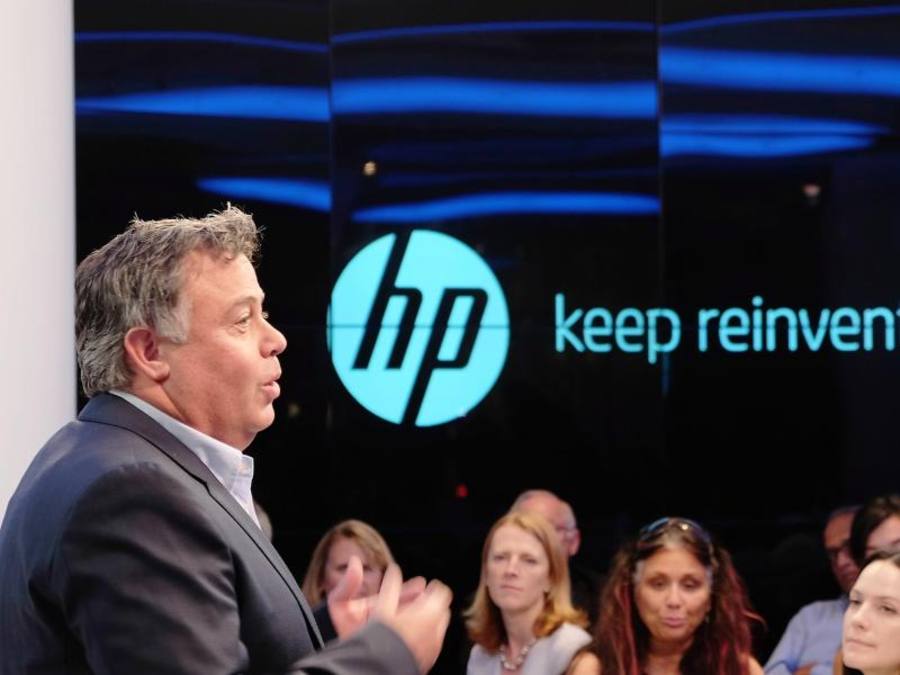 Dion Weisler, CEO von Hewlett-Packard, vor Besucherinnen in den HP Labs in Palo Alto. Foto: Axel Postinett