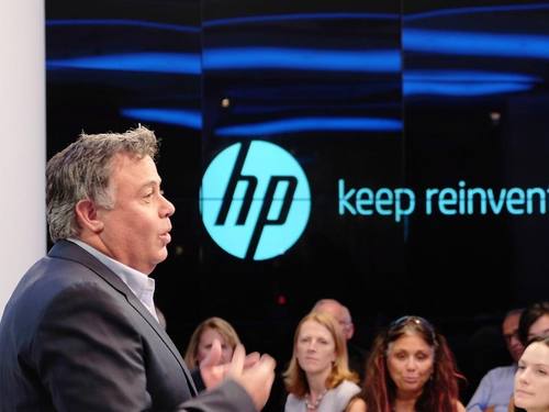 Dion Weisler, CEO von Hewlett-Packard, vor Besucherinnen in den HP Labs in Palo Alto. Foto: Axel Postinett
