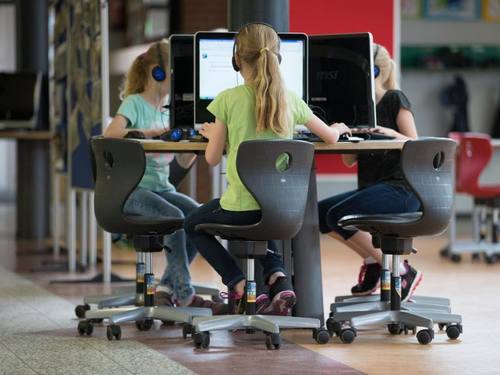 Schüler sitzen an einem Computer-Arbeitsplatz. Bundesbildungsministerin Wanka will Milliarden in die Ausstattung der Schulen mit Computern und freiem Internet stecken. Foto: Friso Gentsch/Symbol